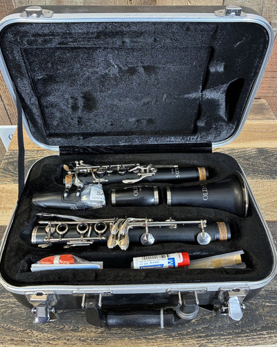 Used F.E. Olds Clarinet Outfit