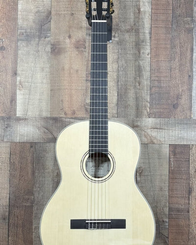 Alvarez Regent Classical with Deluxe Gig Bag